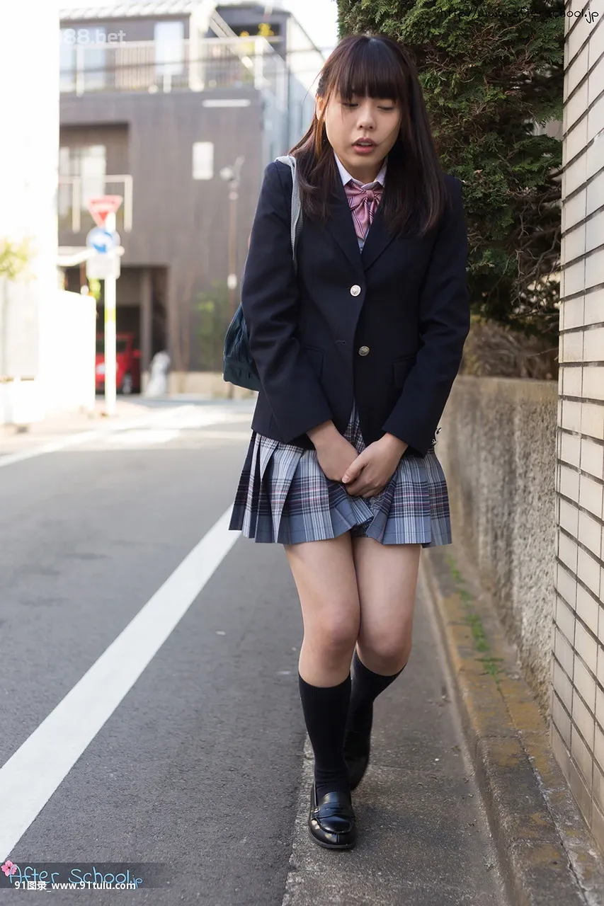 Super horny Asian schoolgirl hikes her uniform to use two vibrators to orgasm [15P][グーグルドライブ 写真 共有 スマホ]